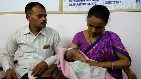 वडिलांनी बाळाला वाचविले मृत्यूच्या दाढेतून!