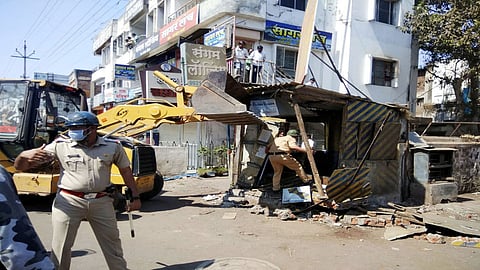 ...म्हणून अतिक्रमण कारवाईत हवालदाराने लावली जीवाची बाजी
