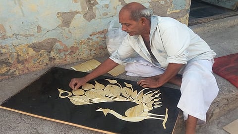 टेंभुर्णी : गव्हाच्या काड्यांपासून मोराची मनोहारी कलाकृती साकारताना जगदीश शर्मा. 