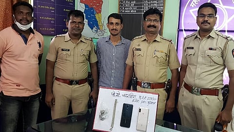 जालना ः जप्त केलेल्या चोरीच्या मुद्देमालासह पोलिस निरीक्षक श्‍यामसुंदर कौठाळे व पोलिस अधिकारी-कर्मचारी. 