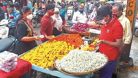 फुले खरेदी करताना ग्राहक.