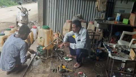 अंदरसुल : येथे औषध फवारणी स्प्रे पंपची दुरुस्ती करताना भैय्या फिटर.