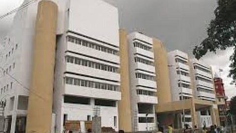 The administration is facing difficulties in resolving the issue of lift in Ahmednagar Zilla Parishad 