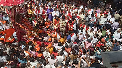 बाराभाईचा गणपती पूजनाने अकाेल्यात मिरवणुकीस प्रारंभ