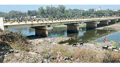 आळंदी (ता. खेड) - तीर्थक्षेत्र विकास आराखड्यातून पूल बांधताना नदीपात्रात पडलेला राडारोडा.