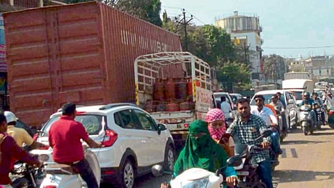 सावंतवाडी: रस्त्यावर झालेली वाहतूक कोंडी