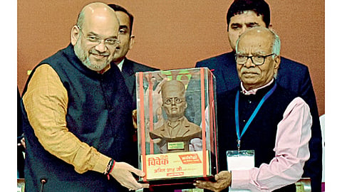 नवी दिल्ली - ‘कर्मयोद्धा ग्रंथ’च्या प्रकाशन कार्यक्रमात मंगळवारी भाजपाध्यक्ष अमित शहा यांचे स्वागत करण्यात आले.