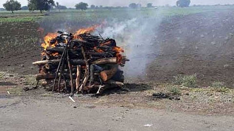 wood was not found in Solapur for cremation