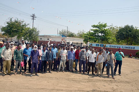  बाजारगाव   :  सुरू असलेल्या कारखान्यातील एकत्र आलेले कामगार.