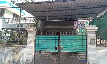 नागरिकांनी वेढा घातला, पोलिस देखील आले तरी चोरटे चोरी करून पळाले ! 