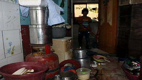 बदलापूर येथील रमेश वाडीत पुरामुळे घरातील सामनाची झालेली वाताहत