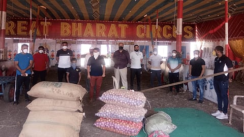 लॉकडाऊन असल्याने असे साजरे होताहेत वाढदिवस...