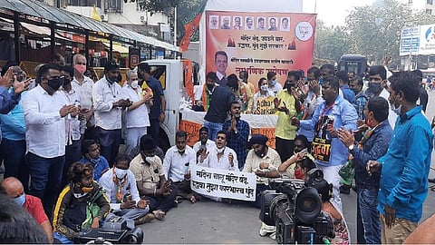 सिद्धिविनायक मंदिराबाहेर भाजप नेते आक्रमक, नेते-कार्यकर्ते पोलिसांच्या ताब्यात 