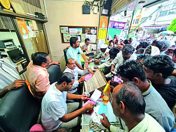 खतांसाठी पावसात शेतकऱ्यांची झुंबड..आमदारांनी स्वतः बनवल्या पावत्या ! 
