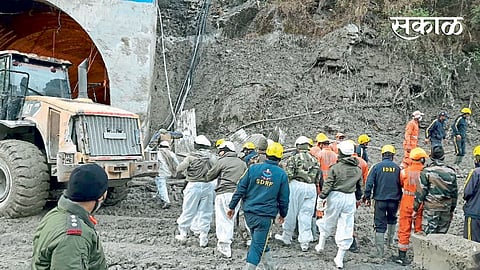  चमोलीतील (उत्तराखंड) दुर्घटनेनंतर सुरू असलेले बचावकार्य. 