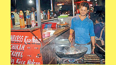 डीलक्‍स चौक, पिंपरी - चायनीज पदार्थ विक्रीचा स्टॉल.