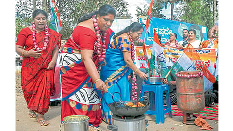 चिकमंगळूर (कर्नाटक) - इंधन आणि कांद्याच्या दरवाढीच्या निषेधार्थ मंगळवारी पकोडे तळून आंदोलन करताना काँग्रेसचे कार्यकर्ते.