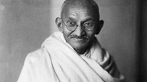 actress kangana ranaut brutally trolled for supporting queen Elizabeth disrespecting mahatma Gandhi 