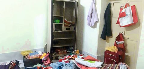 या अधिकाऱ्याच्या घरात 11 लाखांची जबरी चोरी 