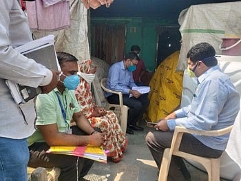 आत्महत्याग्रस्त शेतकऱयाच्या घरी अचानक जिल्हाधिकारी पोहचले !