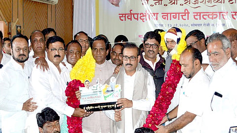 जालना : आरोग्य मंत्री राजेश टोपे यांचा सर्वपक्षीय समितीतर्फे नागरी सत्कार करताना केंद्रीय राज्यमंत्री रावसाहेब दानवे, आमदार कैलास गोरंट्याल, नारायण कुचे, भास्कर अंबेकर, अरविंद चव्हाण, राजाभाऊ देशमुख आदी. 
