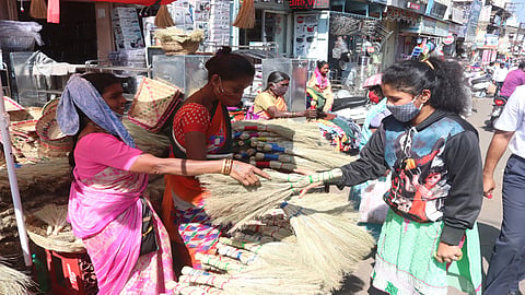 Diwali Festival 2020 : ''लक्ष्मी' आली नवा साज लेवून! केरसुण्यांना महिलांची पसंती
