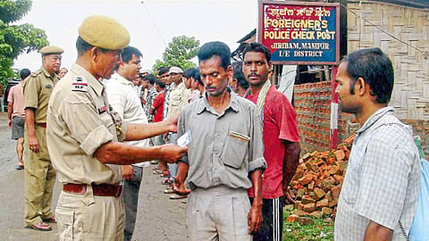 इम्फाळ - मणिपूर-आसाम सीमेवर स्थलांतरित कामगारांच्या कागदपत्रांची तपासणी करताना पोलिस.