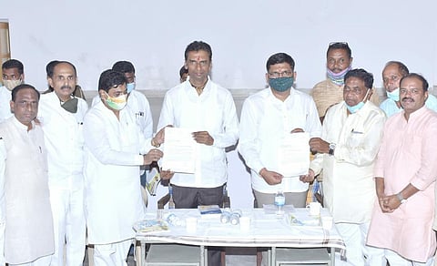 Congress felicitates Shivsena and NCP ministers in Shrirampur