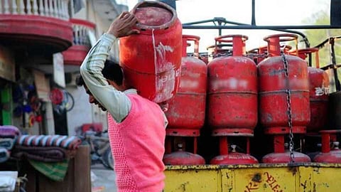 पुणे : लॉकडाऊन काळात घरपोच गॅस सिलिंडर पुरविणाऱ्या डिलिव्हरी बॉईजचे होतंय कौतुक