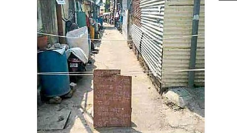 घोरपडी : बालाजीनगर येथील गल्ली क्रमांक चारमधील नागरिकांनी इतरांना प्रवेशबंदी केली आहे.