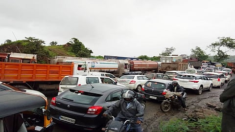 वाहतूक कोंडीतून मार्ग काढताना वाहनचालक. 