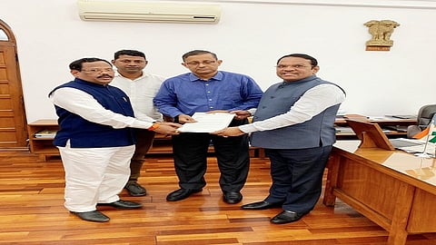 संरक्षण मंत्रालयात सचिव संजय मैत्रा यांच्याकडे प्रस्ताव सादर करताना खासदार श्रीरंग बारणे व आमदार मनोहर भोईर.