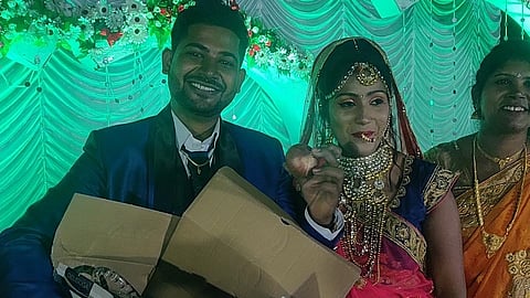 वर-वधूला चक्क कांद्यांचा आहेर 