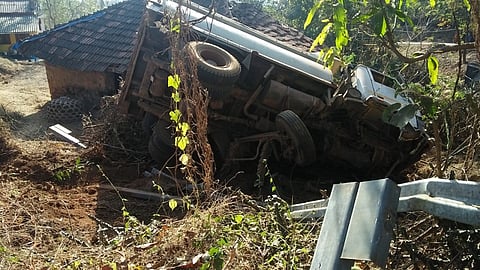 गुराच्‍या वाड्यावर डंपर कोसळला