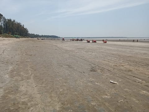 केळवे ः  कोरोना विषाणूच्या भीतीने पर्यटकांअभावी किनाऱ्यावर असलेला शुकशुकाट.      