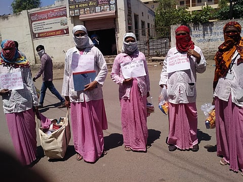 मास्क, सॅनिटायझर तर सोडाच पिण्यासाठी पाणीही साधं मिळेना