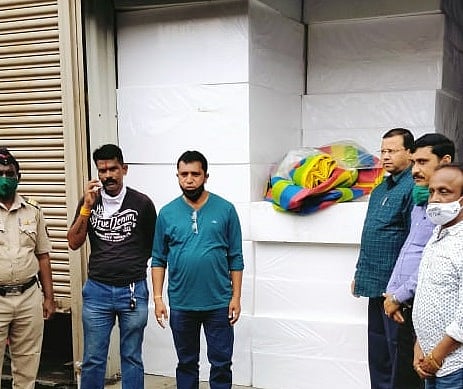 नांदेड - धनेगाव येथे पथकाने कारवाई करत थर्माकॉल जप्त केले. 