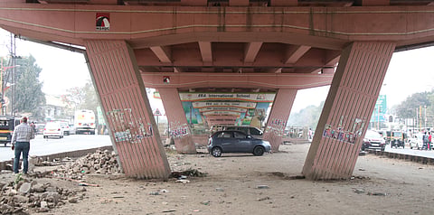 वाहनचालक याच पुलावर लघुशंकेसाठी का थांबतात...