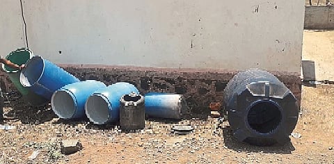 बेळंब तांडा (ता. उमरगा) : जिल्हा परिषद शाळेत क्वारंटाइन केलेल्या मजुरांना वापरासाठी पाणी नसल्याने कोरडे पडलेले ड्रम व टाकी. 