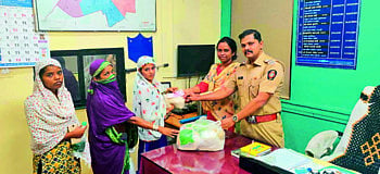 "खाकी'ने दिला माय-लेकींना मदतीचा हात 