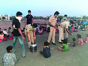पोलिसांचे पुण्य कर्मात "कॉन्ट्रीब्युशन'... चिमुरड्यांची तहानभुक शमवुन घालवला थकवा ! 