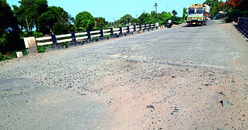 वर्षभरापूर्वी कोटी रुपयाचा खर्च...अन्‌ आमलाडच्या पुलाचा भराव पुन्हा खचला! 