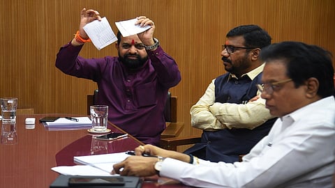 आमदारांनी फाडली इंग्रजी भाषेतील कागदपत्रे