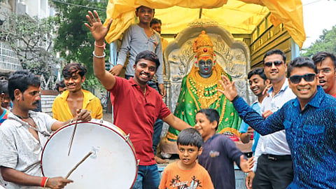 जळगाव - शहरात गुरुवारी वाजतगाजत देवीची मूर्ती घेऊन जाताना भाविक.