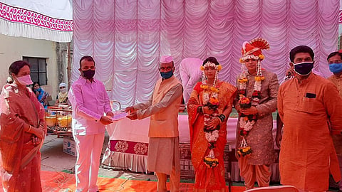 असा उडाला लग्नाचा बार; काेराेनाच्या मुकाबल्यासाठी मुख्यमंत्री निधीसह पालिकेस हजाराेंची मदत