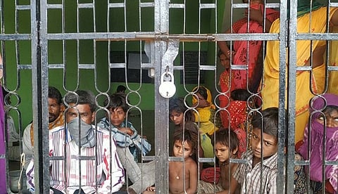 कळंब : जिल्हा परिषदेच्या शाळेत ठेवण्यात आलेले जालना जिल्ह्यातील ऊसतोड मजूर. 