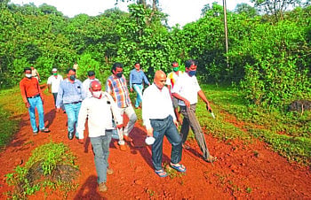  District Collector reached Harpwade Dhangarwada