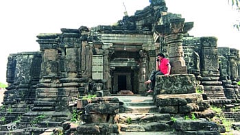 पुरातत्व विभागाच्या दुर्लक्षामुळे ७०० वर्षांपूर्वीचे हेमाडपंती मंदिराची झाली दुरावस्था 
