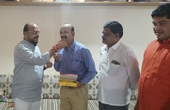 अधिकाऱ्याची गाव विकासासाठी चालना ही परिवर्तनाची नांदी 