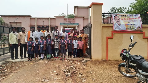 नागपूर:  पंचायत समितीमध्ये आलेले हरदोली शाळेतील विद्यार्थी व पालक. 